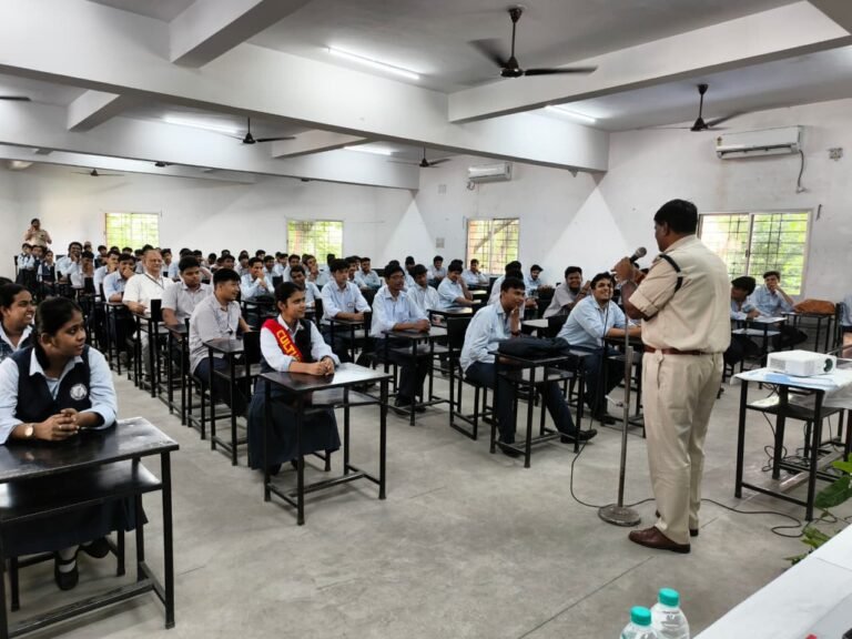 डीबीएमएस करियर अकादमी में आयोजित हुआ यातायात सुरक्षा जागरूकता सत्र, 125 विद्यार्थियों ने लिया हिस्सा