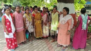 जमशेदपुर के बाबूडीह बस्ती में डीजे बंद कराने पहुंची पुलिस से झड़प, गिरफ्तारी के विरोध में एसएसपी कार्यालय पहुंचे लोग