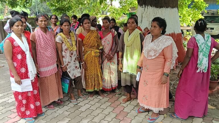 जमशेदपुर के बाबूडीह बस्ती में डीजे बंद कराने पहुंची पुलिस से झड़प, गिरफ्तारी के विरोध में एसएसपी कार्यालय पहुंचे लोग