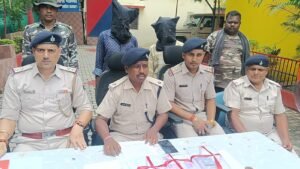 खरसावां में पुलिस की बड़ी कार्रवाई, 5 लाख के चोरी के सोना-चांदी के आभूषण बरामद, चार गिरफ्तार