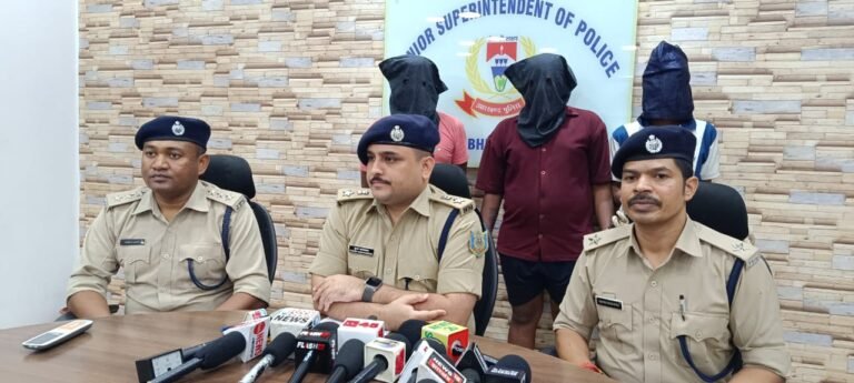 घाटशिला के जर्जर पुराने अनुमंडल कार्यालय में ड्रग्स का धंधा, गांजा-ब्राउन शुगर के साथ 3 गिरफ्तार