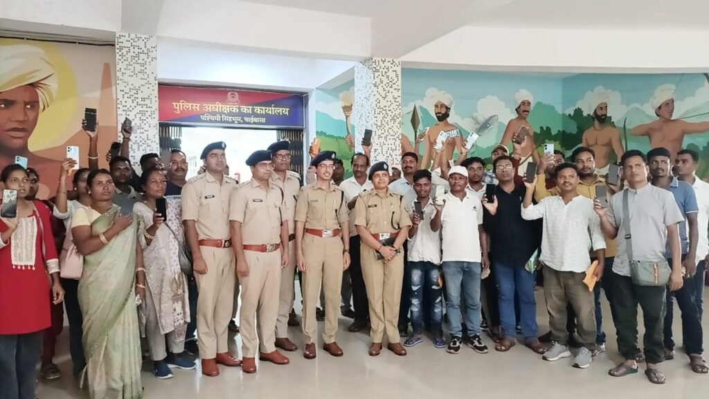 चाईबासा पुलिस ने CEIR पोर्टल से ट्रेस कर 33 गुम मोबाइल को किया बरामद, असली धारकों को लौटाए