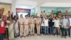 चाईबासा पुलिस ने CEIR पोर्टल से ट्रेस कर 33 गुम मोबाइल को किया बरामद, असली धारकों को लौटाए