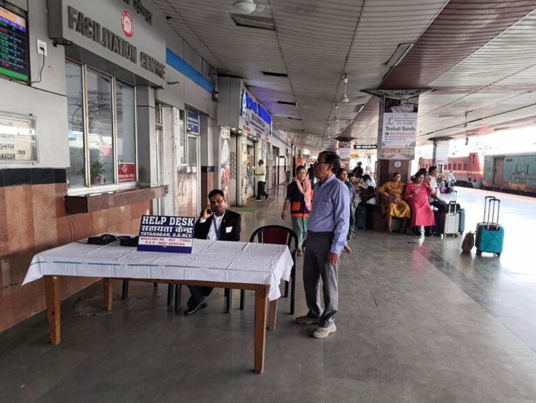 वंदे भारत एक्सप्रेस लेट होने से टाटानगर स्टेशन पर यात्री परेशान, रेलवे ने खोला हेल्पडेस्क
