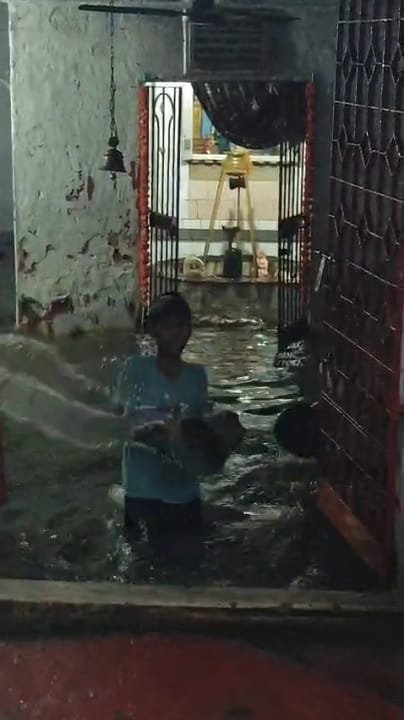 जमशेदपुर के भूइंयाडीह हनुमान मंदिर में हल्की बारिश में भर रहा गंदा पानी, स्थानीय लोगो ने जुस्को पर लापरवाही का लगाया आरोप
