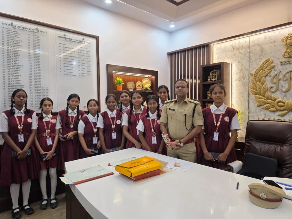 रक्षाबंधन पर छात्राओं ने वरीय पुलिस अधीक्षक को बांधी राखी, एसएसपी ने दिया सुरक्षा का भरोसा