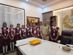 रक्षाबंधन पर छात्राओं ने वरीय पुलिस अधीक्षक को बांधी राखी, एसएसपी ने दिया सुरक्षा का भरोसा