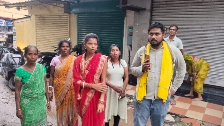 जमशेदपुर: लोन की किस्त बाउंस होने पर महिला को घंटों बैंक में रोकने का आरोप, रिकवरी एजेंटों पर सवाल