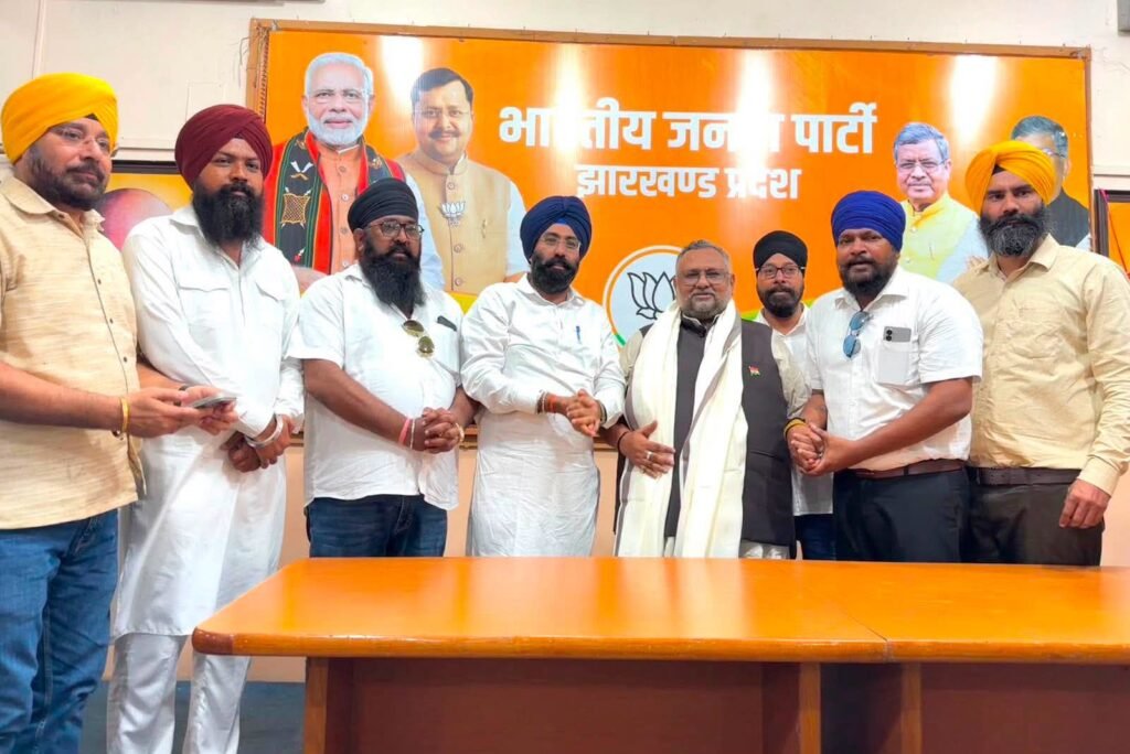 जमशेदपुर: भाजपा के राष्ट्रीय मंत्री डॉ. प्रदीप कुमार वर्मा का सिख नेताओं ने किया अभिनंदन,भाजपा प्रदेश कार्यालय में अंगवस्त्र भेंट कर दी बधाई