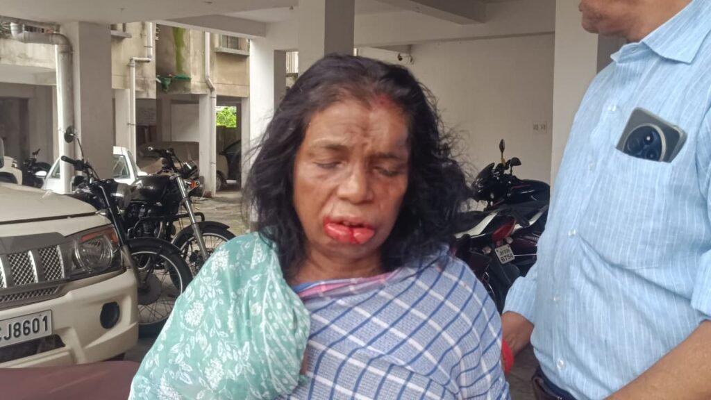 जनगणना कर्मी बनकर फ्लैट में घुसे बदमाश, महिला को बंधक बनाकर जेवर लूटे