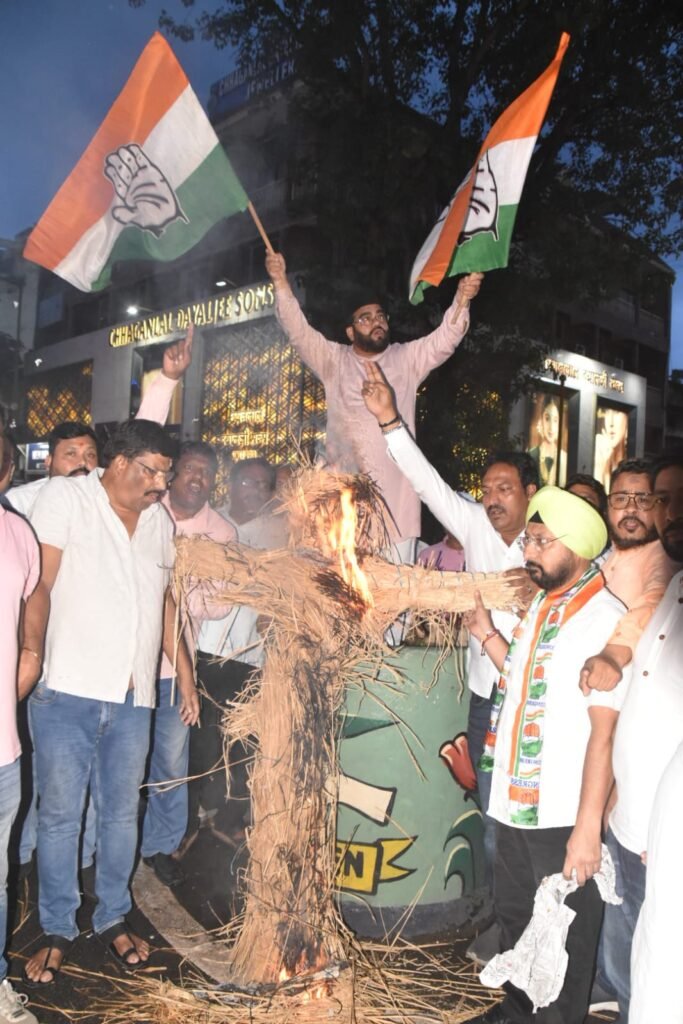 जमशेदपुर: राहुल गांधी के खिलाफ एफआईआर के विरोध में कांग्रेस का प्रदर्शन, बिष्टूपुर में फूंका केंद्र सरकार का पुतला
