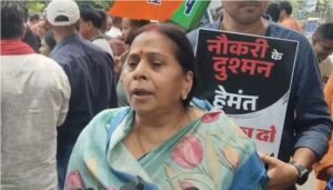 भर्ती परीक्षाओं में कथित धांधली के खिलाफ भाजपा का डीसी कार्यालय पर जोरदार प्रदर्शन, राज्यपाल के नाम सौंपा ज्ञापन
