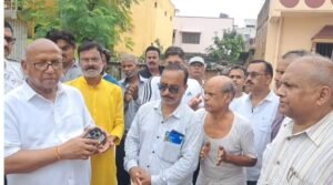 भाटिया बस्ती पहुंचे विधायक सरयू राय, पैदल निरीक्षण कर सुनीं लोगों की समस्याएं
