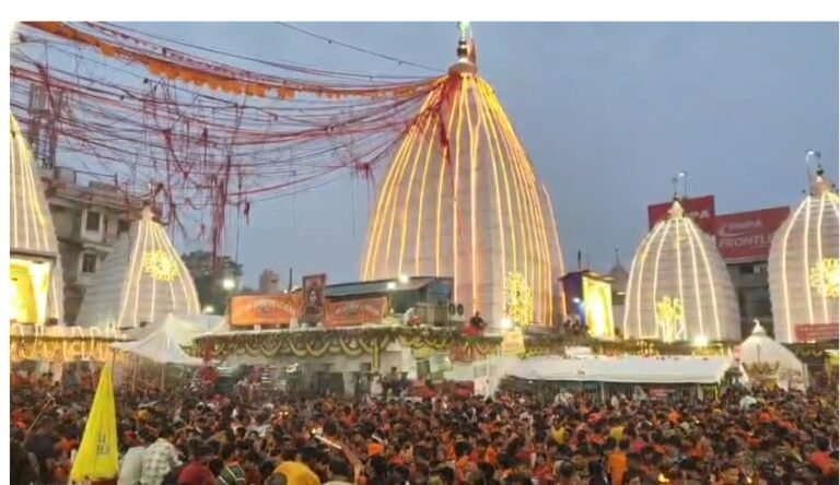 पहली सोमवारी पर बाबा बैद्यनाथ धाम में उमड़ा आस्था का सैलाब, लाखों श्रद्धालु कर रहे जलाभिषेक