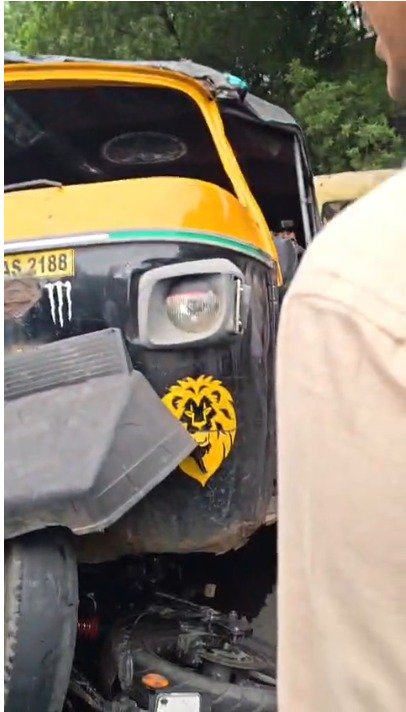 जुगसलाई में स्कूल ऑटो और बाइक की जोरदार टक्कर, बाल-बाल बचे स्कूली बच्चे