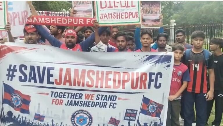 जेएफसी बंद करने के फैसले के खिलाफ सड़क पर उतरे फुटबॉल प्रेमी, टाटा स्टील से फैसले पर पुनर्विचार की मांग
