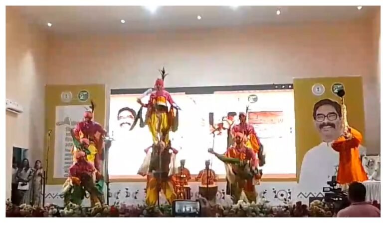 विश्व आदिवासी दिवस पर जमशेदपुर में भव्य आयोजन, 20 करोड़ से अधिक की परिसंपत्तियों का वितरण