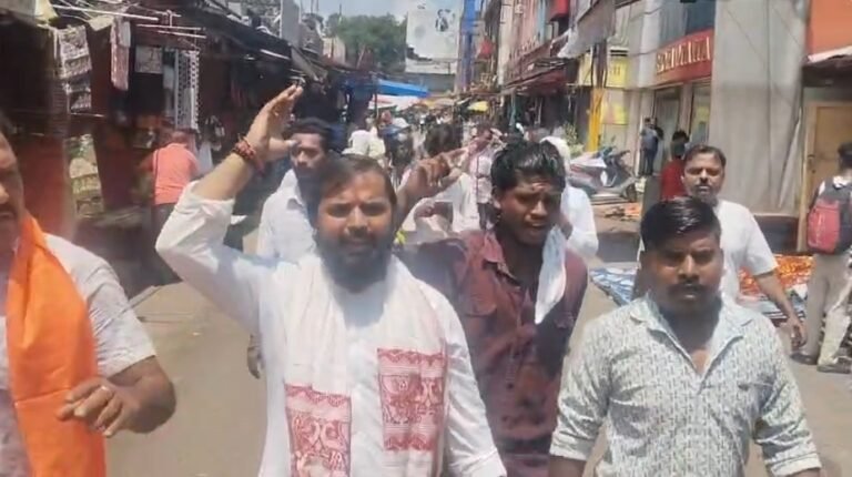 झारखंड बंद का जमशेदपुर में मिला-जुला असर, कई बाजार बंद तो कई इलाकों में खुली रहीं दुकानें