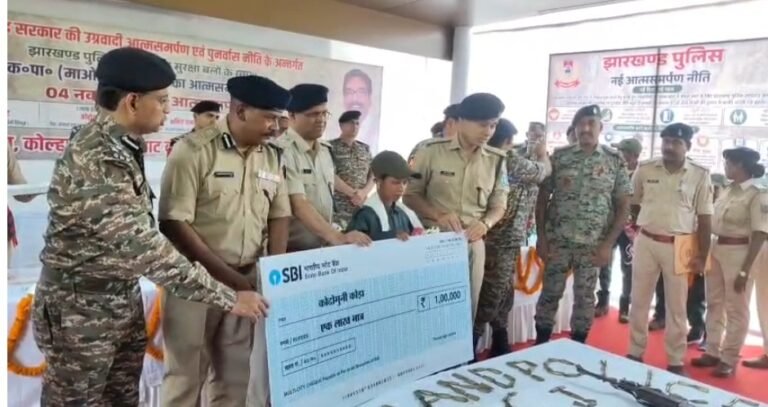 नक्सल विरोधी अभियान में बड़ी कामयाबी, 10 लाख के इनामी समेत चार नक्सलियों ने किया आत्मसमर्पण