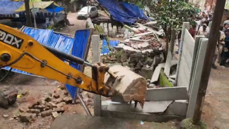 जमशेदपुर में विवादित जमीन पर चला बुलडोजर, टाटा स्टील और प्रशासन की कार्रवाई पर उठे सवाल; हाईकोर्ट जाने की तैयारी