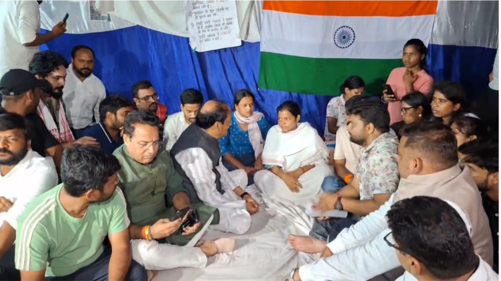 रघुवर दास की झारखंड सरकार को चेतावनी, छात्रों की मांगों पर एक सप्ताह में फैसला नहीं तो बिरसा मुंडा समाधि स्थल पर अनशन