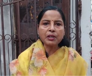 आदित्यपुर में 20 दिनों से ठप सफाई व्यवस्था पर पार्षद का फूटा गुस्सा,वार्ड 17 की पार्षद नीतू शर्मा ने निगम कार्यालय पहुंचकर जताया विरोध