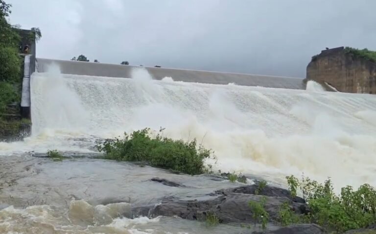 चाईबासा में भारी बारिश के बाद ओवरफ्लो हुआ पनसुआं डैम, झरने जैसा दिख रहा नजारा