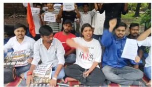 जमशेदपुर: विभिन्न समस्याओं को लेकर उपायुक्त कार्यालय के समक्ष छात्रों का एक दिवसीय धरना, बोले- समय पर परीक्षा और रिजल्ट हमारा अधिकार, उपकार नहीं