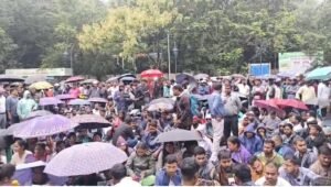 जेएसएससी -सीजीएल समेत 22 भर्ती परीक्षाएं रद्द होने के बाद फिर भड़का विरोध, प्रोजेक्ट भवन के बाहर जुटे चयनित अभ्यर्थी