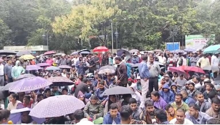 जेएसएससी -सीजीएल समेत 22 भर्ती परीक्षाएं रद्द होने के बाद फिर भड़का विरोध, प्रोजेक्ट भवन के बाहर जुटे चयनित अभ्यर्थी