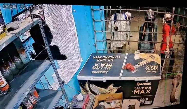 सरायकेला में वाइन शॉप लूटने पहुंचे तीन नकाबपोश अपराधी, दुकानदार की सूझबूझ से नाकाम हुई वारदात