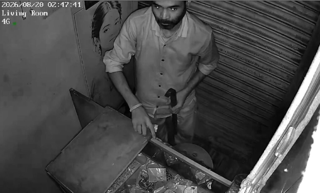 जमशेदपुर: ज्वैलरी दुकान के शटर का ताला तोड़ 5 से 6 लाख के सोने-चांदी के आभूषण ले उड़े चोर