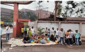 कांड्रा: अमलगम स्टील के गेट पर अनुकंपा नौकरी के लिए धरना शुरू, मृतक कर्मचारी के पुत्र ने कहा- ‘5 बार वार्ता के बाद भी नहीं मिला न्याय’