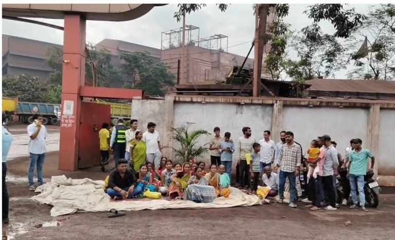 कांड्रा: अमलगम स्टील के गेट पर अनुकंपा नौकरी के लिए धरना शुरू, मृतक कर्मचारी के पुत्र ने कहा- ‘5 बार वार्ता के बाद भी नहीं मिला न्याय’