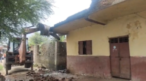 मानगो कुंवर बस्ती में अतिक्रमण हटाओ अभियान, स्वर्णरेखा किनारे बने तीन मकान ध्वस्त