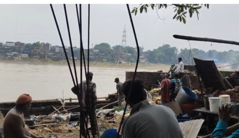 मानगो में स्वर्णरेखा नदी किनारे अतिक्रमण हटाओ अभियान जारी, कई मकान ध्वस्त