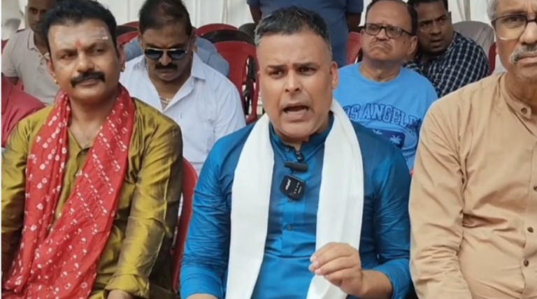 जमशेदपुर में हिल व्यू कॉलोनी के लोगों का धरना, पेयजल-बिजली और सड़क की समस्याओं पर जताया आक्रोश