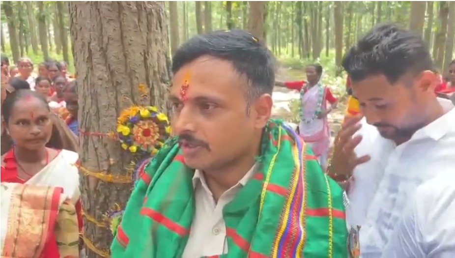 रक्षाबंधन पर आदिवासी महिलाओं ने साल के पेड़ों को बांधी राखी, सुनसुनिया जंगल में दिया प्रकृति संरक्षण का संदेश