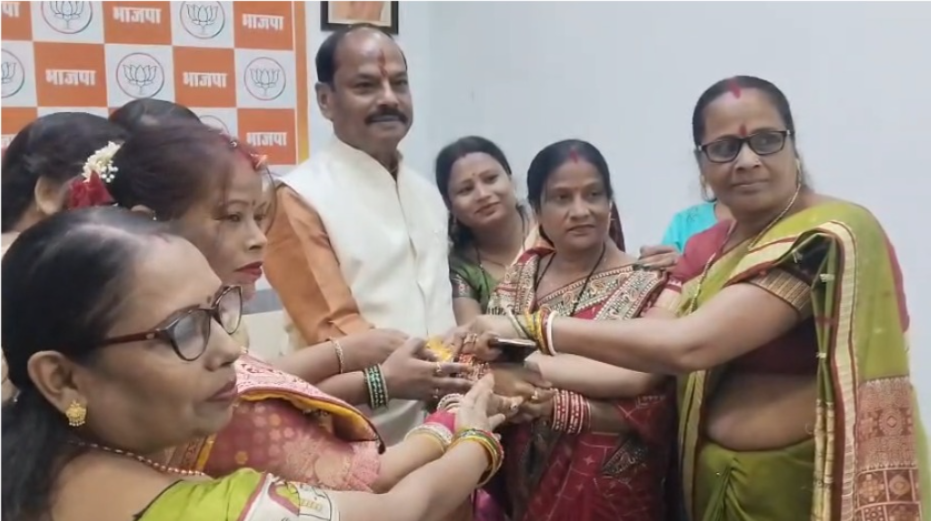 रक्षाबंधन पर बहनों से राखी बंधवाकर रघुवर दास ने लिया आशीर्वाद, बोले- महिलाओं की सुरक्षा और सशक्तिकरण जरूरी
