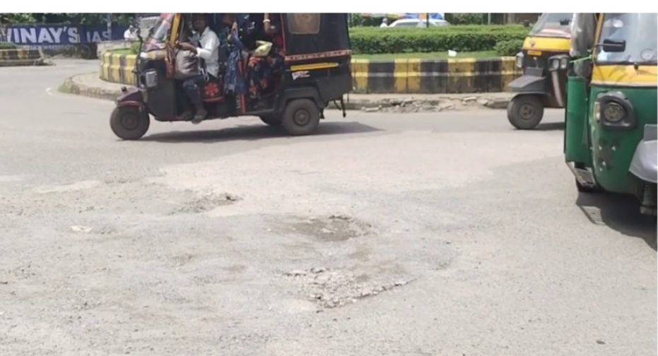जमशेदपुर में बारिश ने खोली सड़कों की पोल, गड्ढों में तब्दील प्रमुख मार्ग