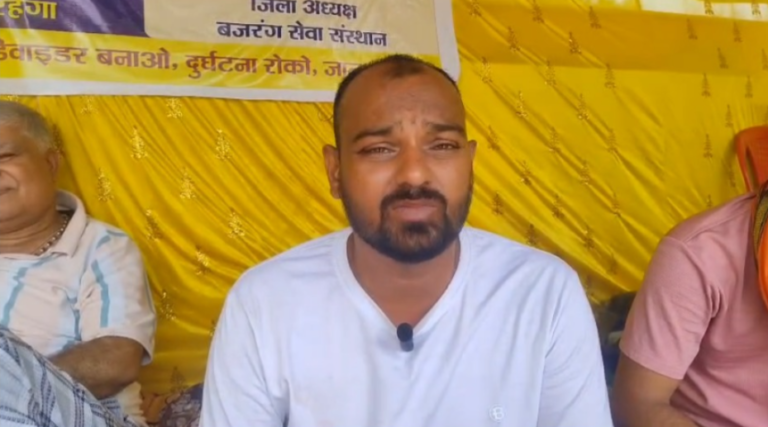 गोलमुरी में डिवाइडर निर्माण की मांग को लेकर भूख हड़ताल, आंदोलन का तीसरा दिन