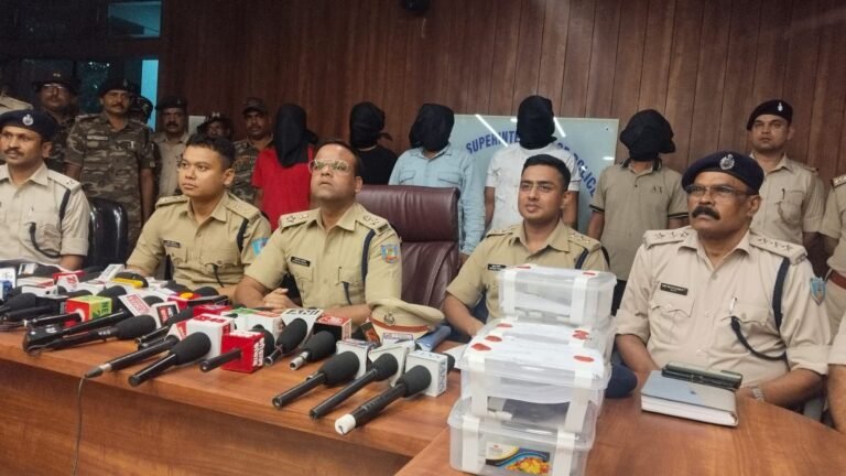 जमशेदपुर: कारोबारी निखार सबलोक हत्याकांड का खुलासा; एसआईटी ने 6 आरोपियों को हथियार व आई10 कार संग दबोचा, एसएसपी ने प्रेस कॉन्फ्रेंस में दी जानकारी
