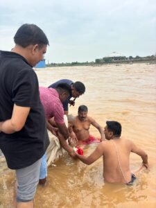 गिरिडीह: बराकर नदी में प्रवाहित हुईं दिवंगत मंत्री सुदिव्य कुमार सोनू की अस्थियां; पुत्र श्रेयश ने नम आंखों से दी अंतिम विदाई, उमड़ा जनसैलाब