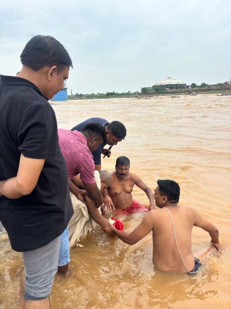 गिरिडीह: बराकर नदी में प्रवाहित हुईं दिवंगत मंत्री सुदिव्य कुमार सोनू की अस्थियां; पुत्र श्रेयश ने नम आंखों से दी अंतिम विदाई, उमड़ा जनसैलाब