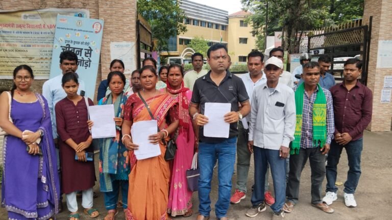 जमशेदपुर: ईएमआरएस कांटासोल में बदहाली और लापरवाही पर फूटा अभिभावकों का गुस्सा; उपायुक्त को ज्ञापन सौंप प्राचार्य को हटाने की मांग