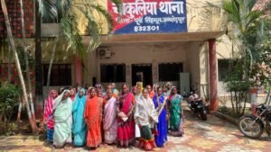 चाकुलिया: अवैध शराब की बिक्री बंद कराने की मांग, महिला मंडल की महिलाओं ने थाना पहुंचकर सौंपा ज्ञापन