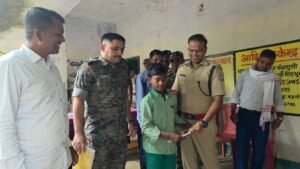जमशेदपुर में पुलिस का जनसंपर्क अभियान, गांवों में पहुंचकर छात्रों को बांटी पठन-पाठन सामग्री