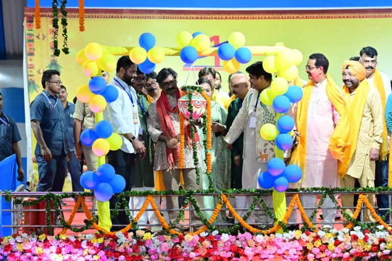 मोरहाबादी मैदान में श्रीकृष्ण जन्मोत्सव में शामिल हुए सीएम हेमंत सोरेन, दही हांडी प्रतियोगिता का किया शुभारंभ