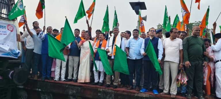 मनोहरपुर में एर्नाकुलम एक्सप्रेस का ठहराव शुरू, सांसद जोबा माझी ने दिखाई हरी झंडी