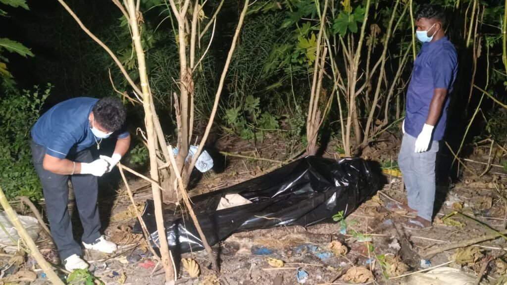 मानगो के मुर्दा मैदान में झाड़ियों से अज्ञात व्यक्ति का सड़ा-गला शव बरामद, जांच में जुटी पुलिस